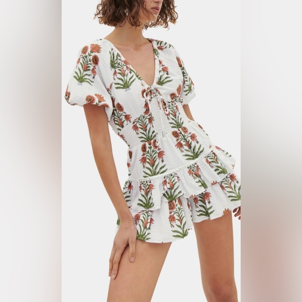 Saylor Shannon floral v neck smocked romper – Size Medium – excellent condition - Picture 3 of 8